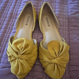 Torrid size 6 mustard suede flats
